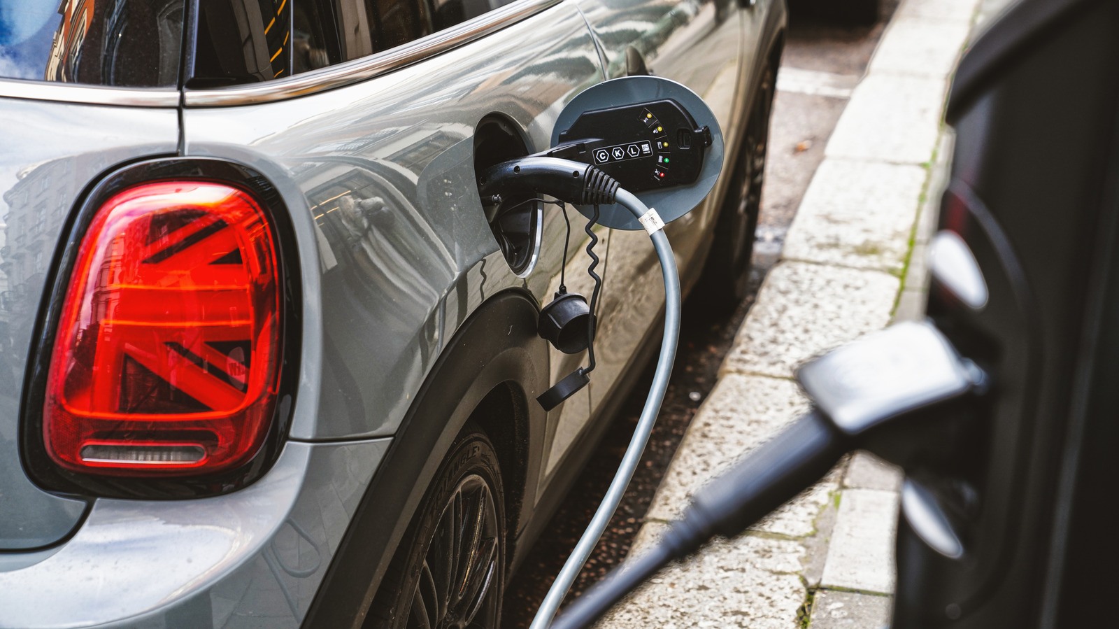 Jalopnik Readers Share Their Thoughts on EVs and Rising Gas Prices