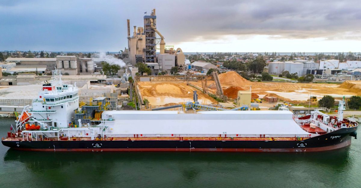 World's First Self-Loading Bulk Cargo Ship Cuts Emissions by 40%